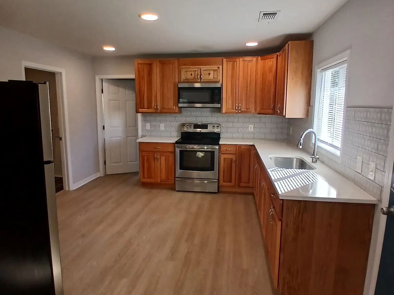 3 bed, 1100 sqft, $1,600 — Photo 3
