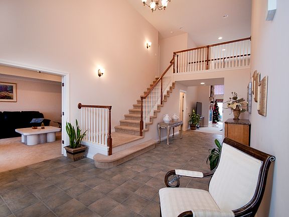 2nd image of 909 Gallery Ln