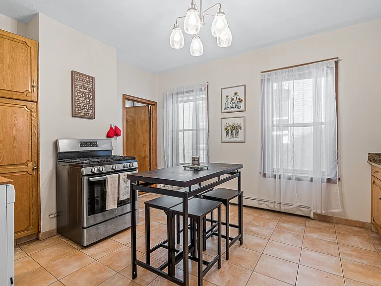 422 Hanover St #3 — Photo 6