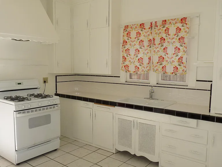 760 Orizaba Ave — Photo 8
