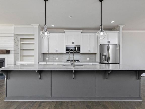 5th image of 215 Bluestone Dr