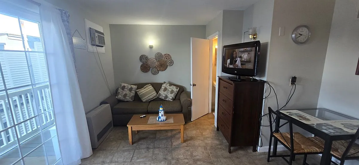 1 bed, 1.0 bath, 704 sqft, $1,600 — Photo 2
