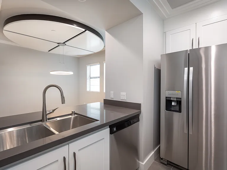 1350 Roxbury Dr — Photo 10