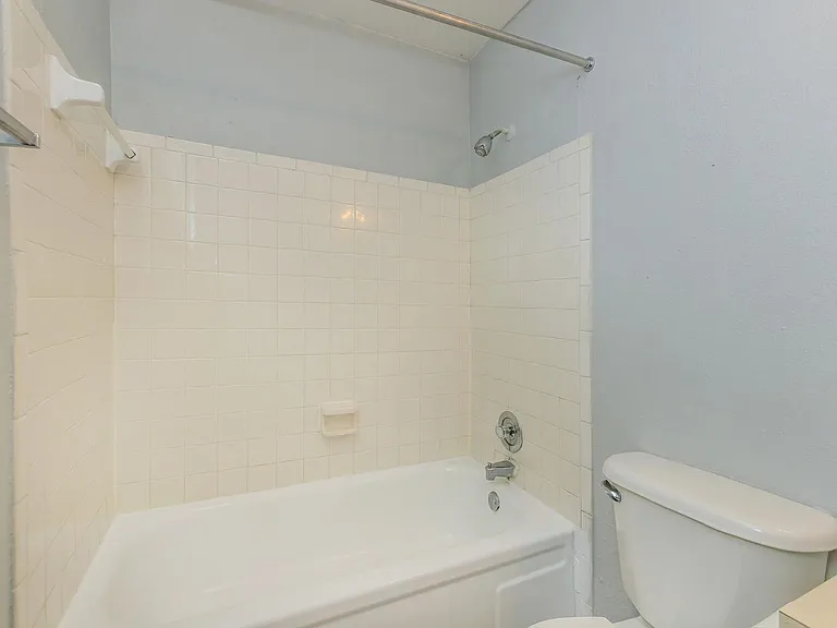 Crown Pointe Apartments — Photo 35