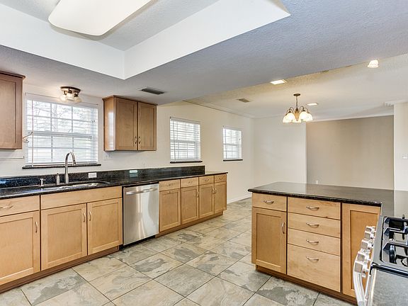 5th image of 305 Poinciana Dr