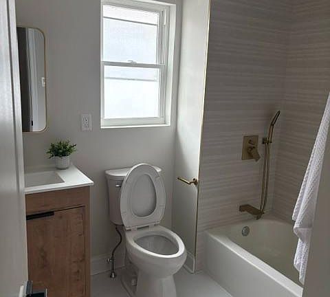 5th image of 321 Emily St