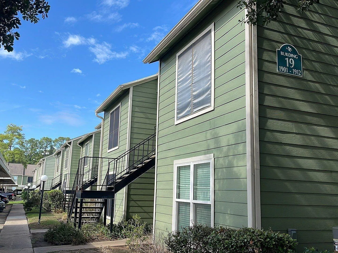 1 bed, 1.0 bath, 863 sqft, $1,295 — Photo 2