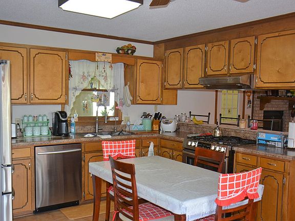 4th image of 411 Lake Oliver Dr