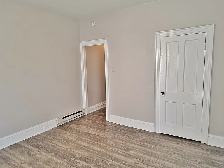 338-342 E Walnut St — Photo 8