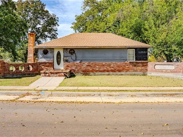 634 N Oak St, Iola, KS 66749