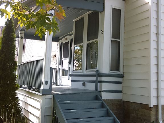 entry to front porch