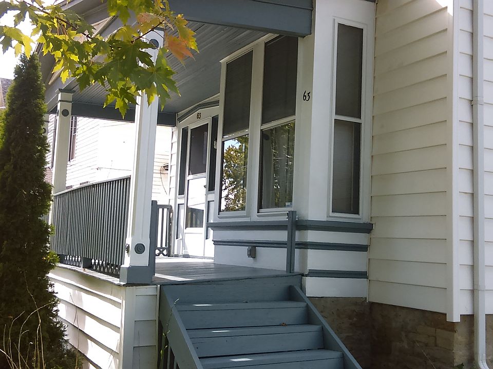 entry to front porch