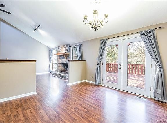 4th image of 7937 Park Vista Cres