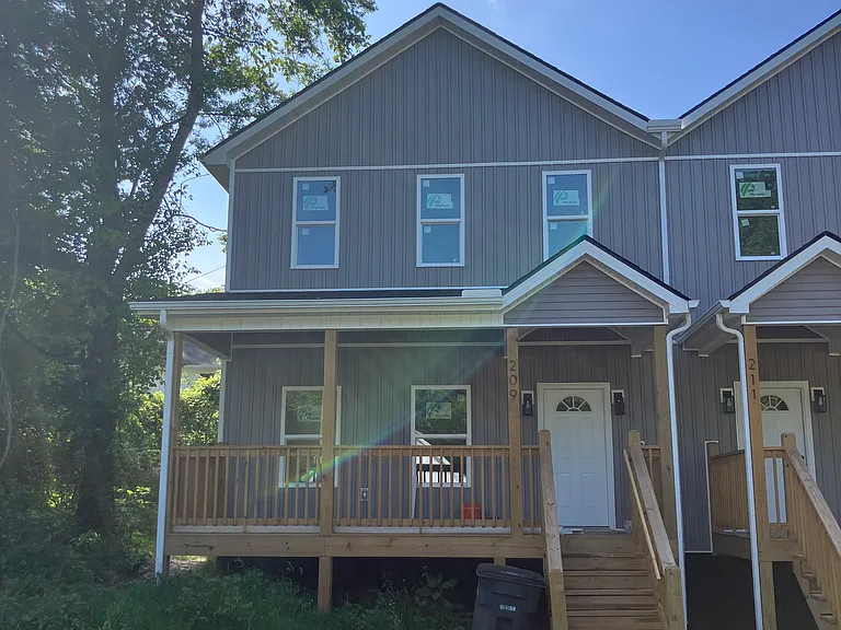 211 Avenue C — Photo 1