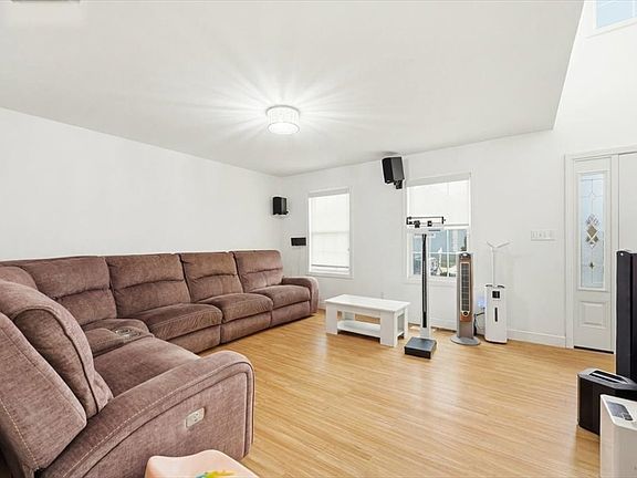 4th image of 238 Sterling St
