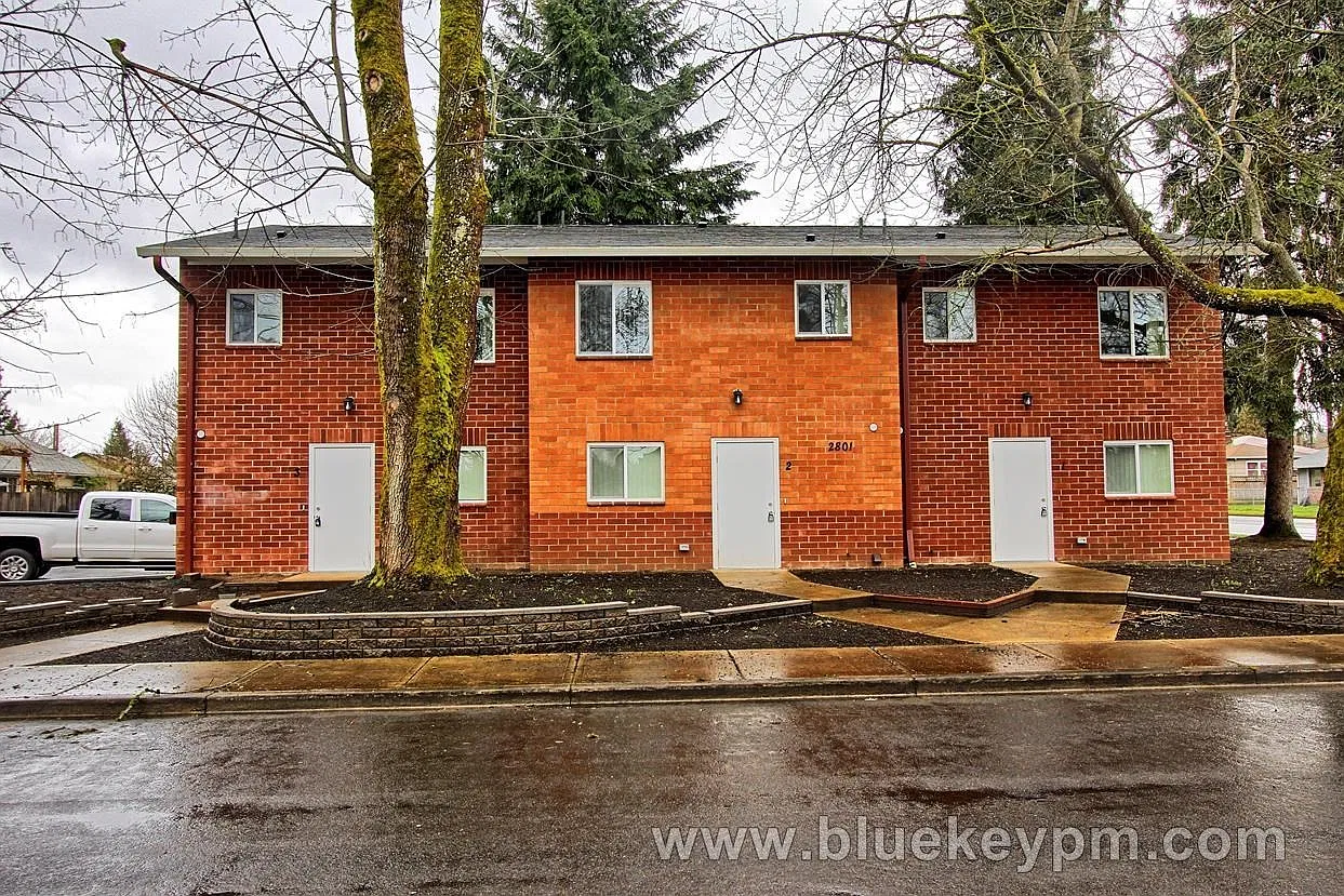 3 Bed, 1.5 Bath Townhouse in Vancouver — Photo 2