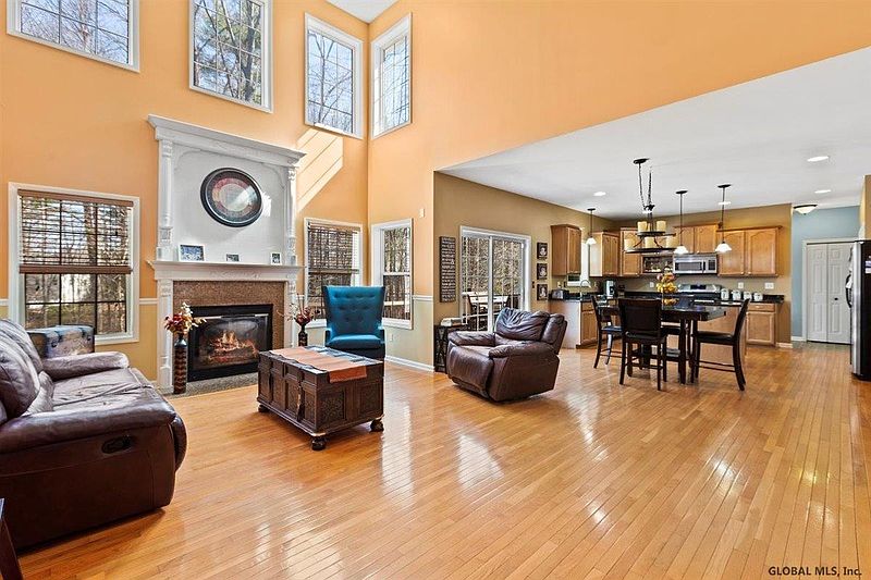 5th image of 906 MACARTHUR Drive
