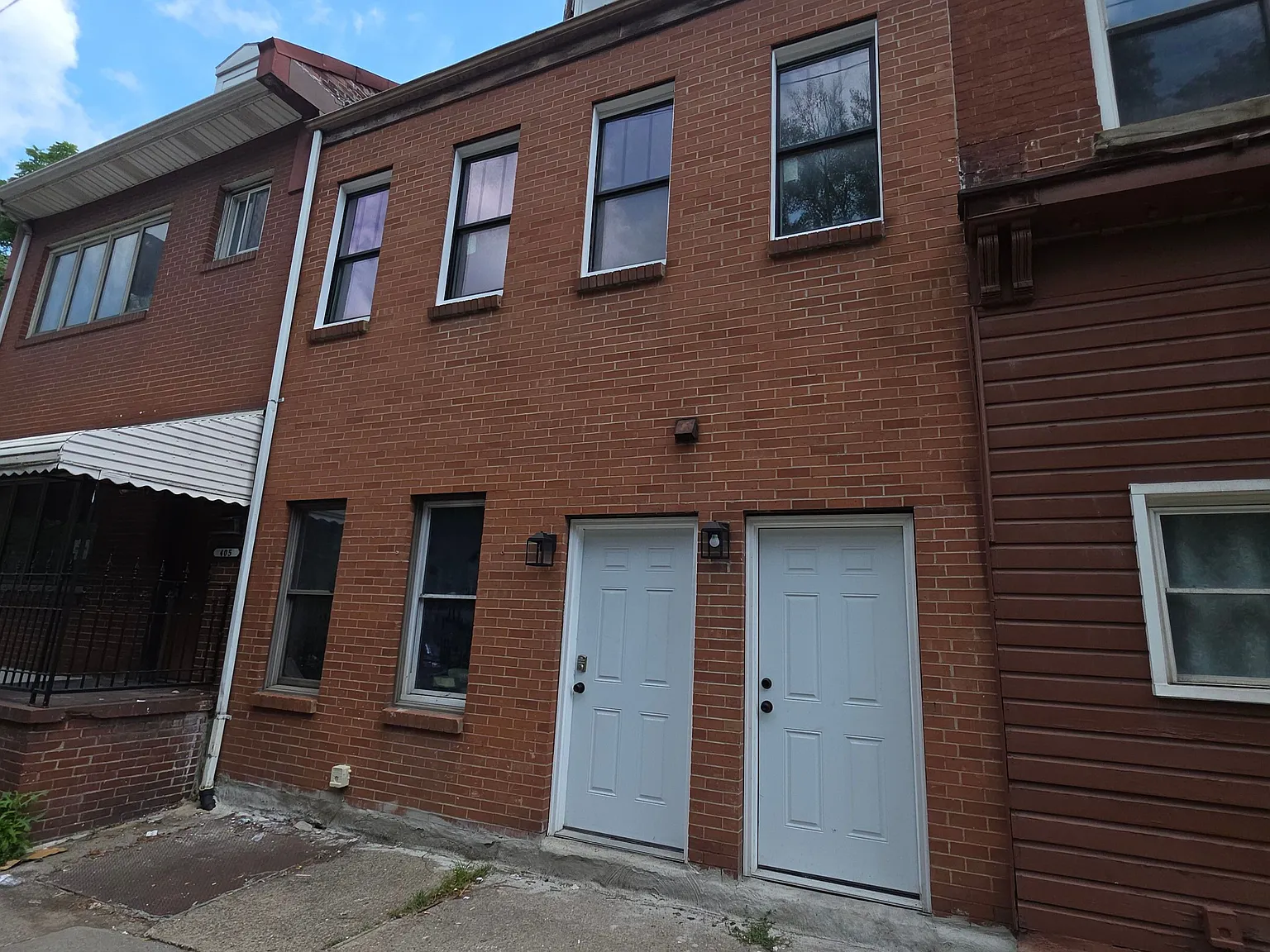 407 E Carson St — Photo 1