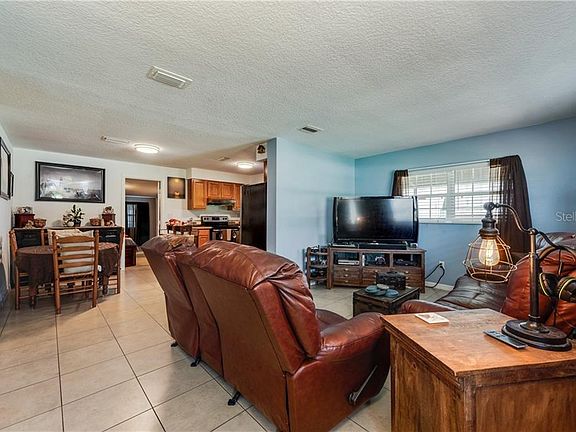 3rd image of 2301 Kerridale St