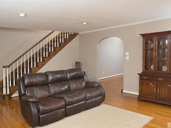 4th image of 1015 Rolling Green Dr
