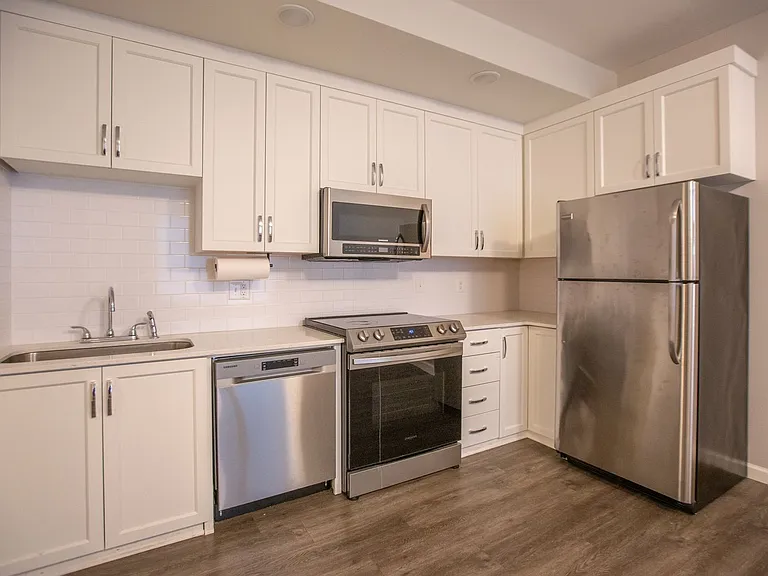 7100 N Greenwich Ave — Photo 3