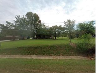 300 Honeybee Rd, Paris, TN 38242