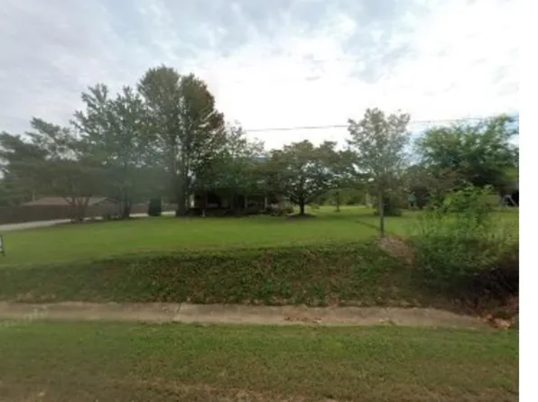 300 Honeybee Rd, Paris, TN 38242