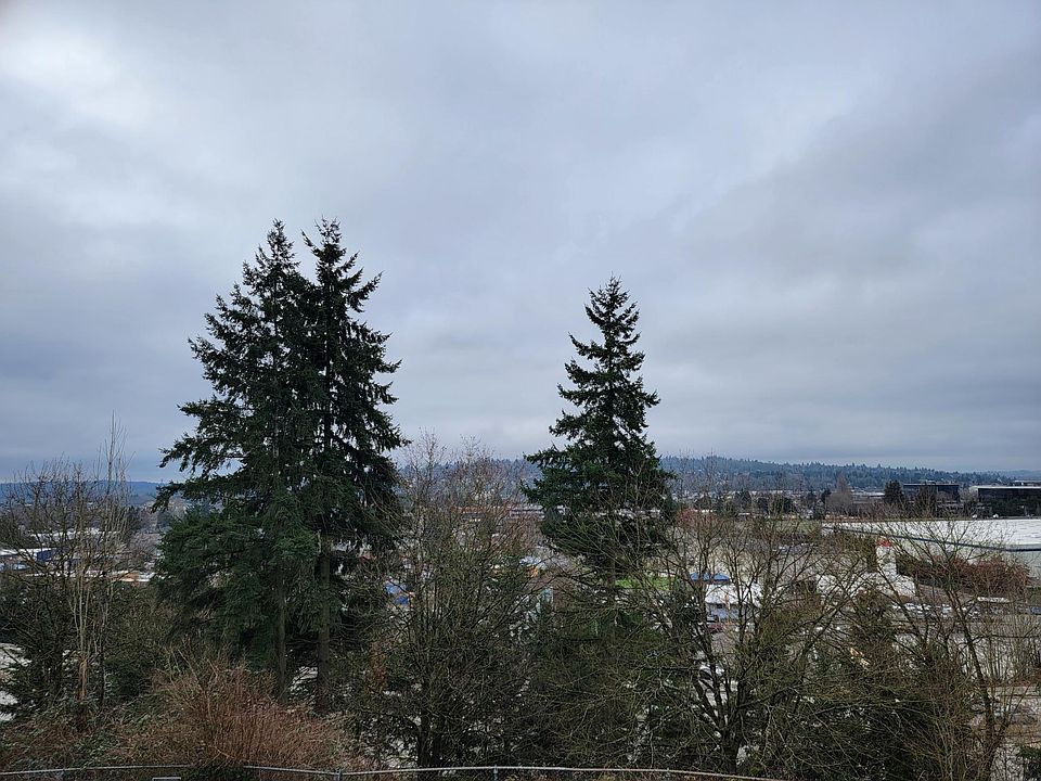 2nd image of 333 Vuemont Pl NE #101