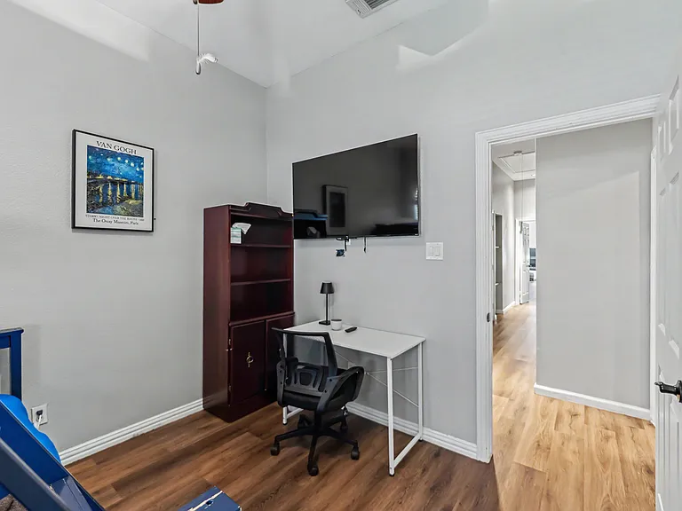2451 Valley View Dr — Photo 7
