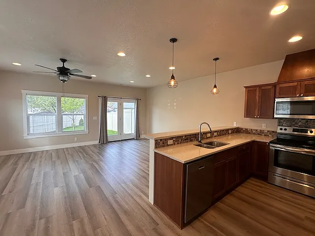 3 bed, 2.5 bath, 1850 sqft, $1,950 — Photo 2