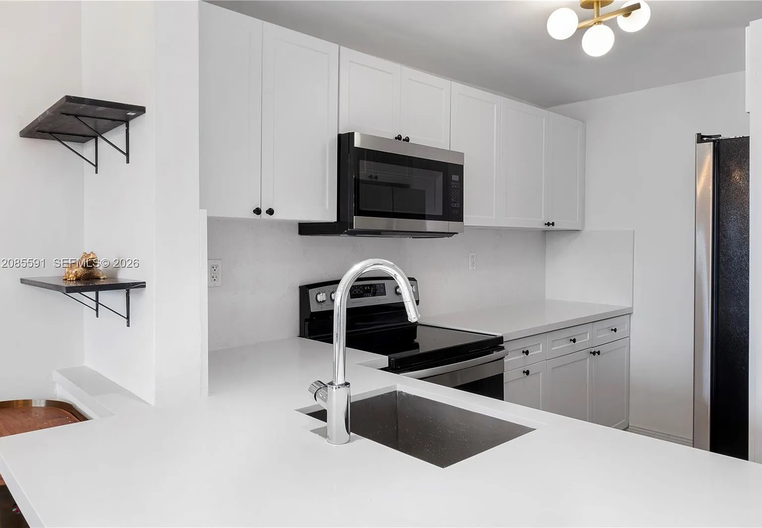 Admiral Towers Condo — Photo 3