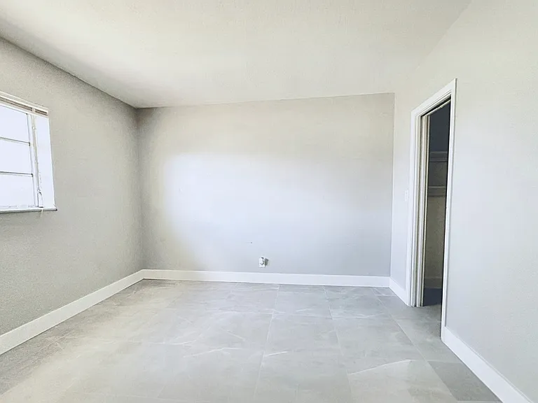 1007 W Prospect Rd — Photo 41