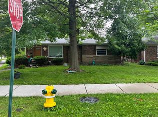 1858 Bournemouth Rd, Grosse Pointe Woods, MI 48236
