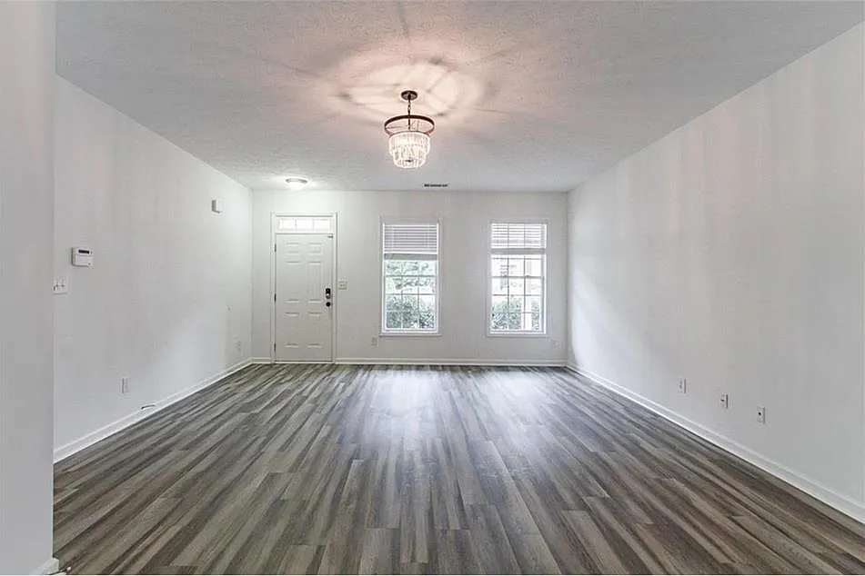 3 bed, 1851 sqft, $2,300 — Photo 1