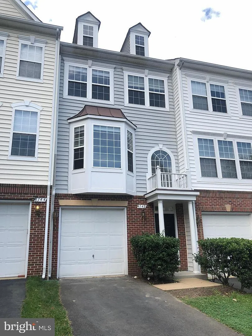 3 bed, 3.5 bath, 1476 sqft, $3,200 — Photo 1