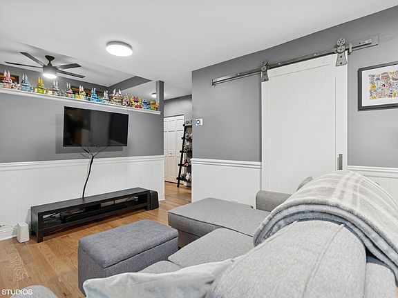 4th image of 1920 W Dickens Ave #1F