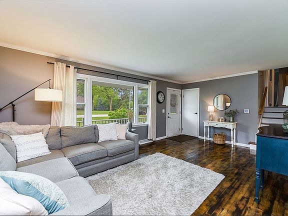 3rd image of 26W331 Parkway Dr