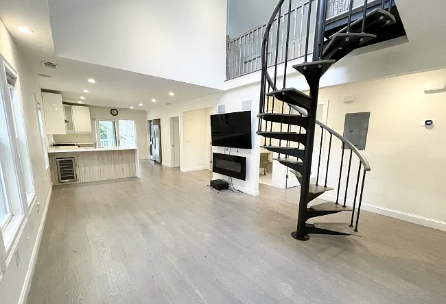 21 Iroquois St #2A — Photo 4