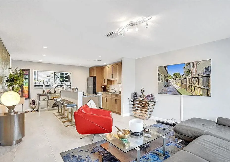 2 bed, 1.0 bath, 900 sqft, $2,250 — Photo 2