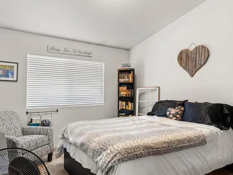 2209 Golden Gate Grv — Photo 3