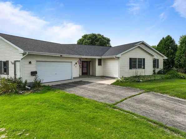 320 Arbor Ridge DRIVE, Delavan, WI 53115