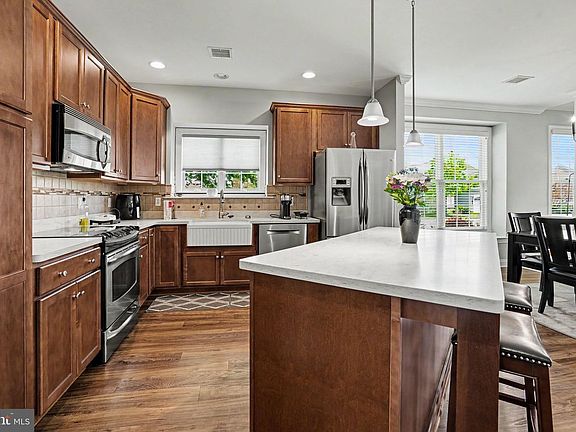 5th image of 254 Colonial Dr