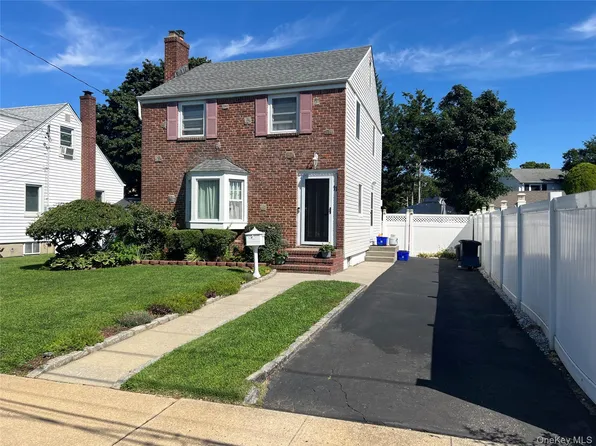 11 Bonaparte Place, Baldwin, NY 11510