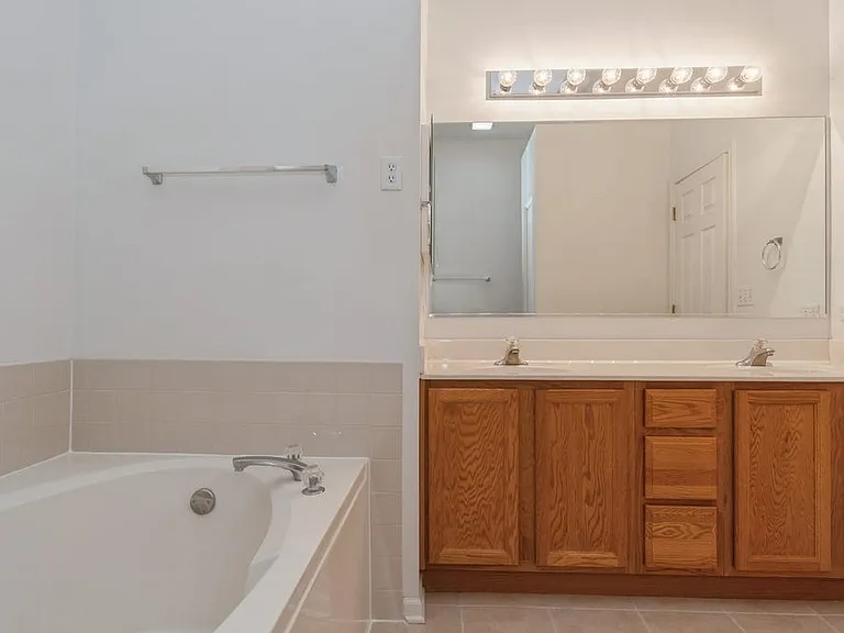 593 Prestwick Ln — Photo 45
