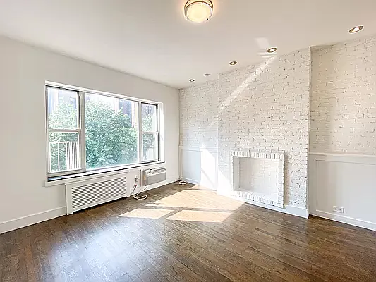 Building Photo - 1736 2nd Ave #4B