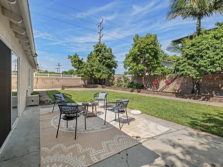 16002 Warren Ln — Photo 4