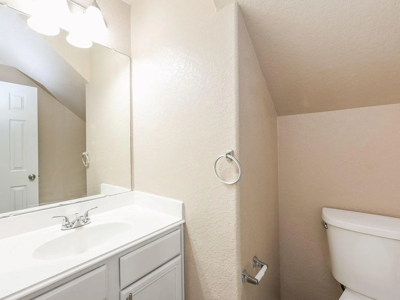 3 bed, 2.5 bath, 2059 sqft, $2,200 — Photo 3