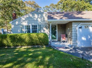 35 Brushwood Dr, Shirley, NY 11967