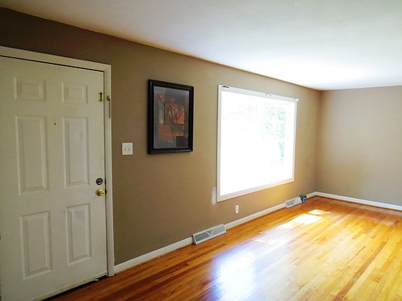 3rd image of 104 Farmington Ct