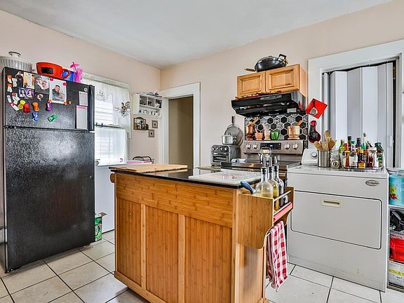4th image of 38 Kinsley St #40